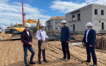 Глава Вельского района Дмитрий Дорофеев передал строителям маски от Союза профессиональных строителей