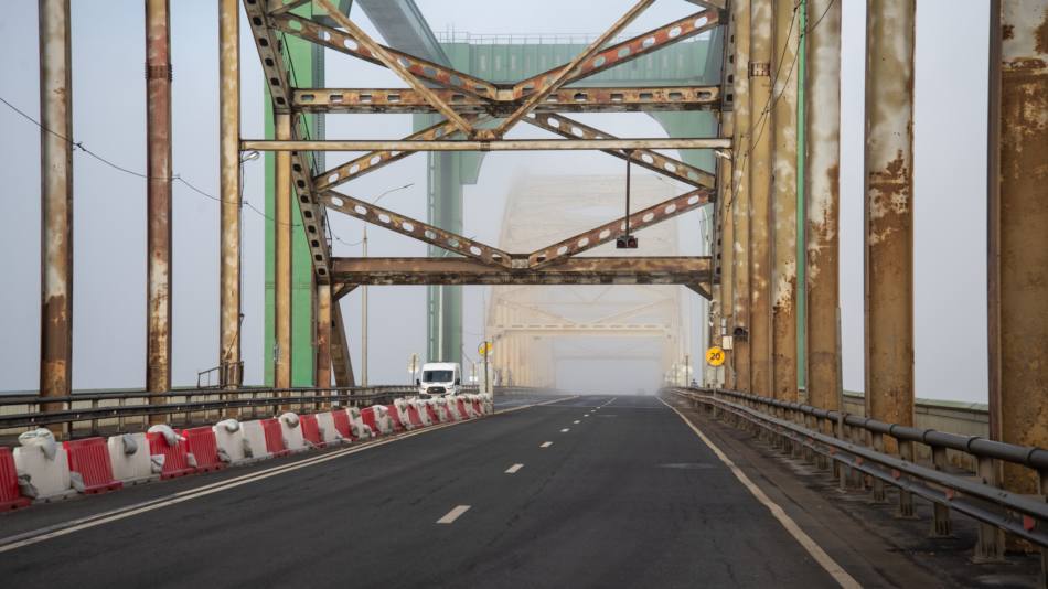 Грузовой транспорт может передвигаться по Краснофлотскому мосту не только в ночное время